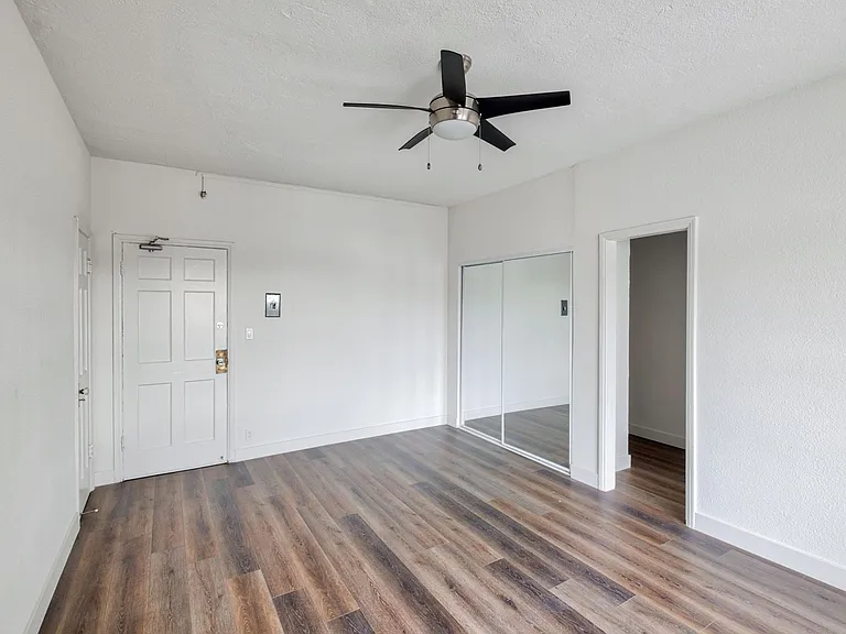 Hollymont Apartments — Photo 24