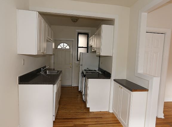 2nd image of 3827.5 N Fremont St Unit 3W