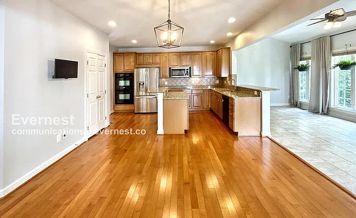 4 bed, 5.0 bath, 4347 sqft, $3,200 — Photo 2