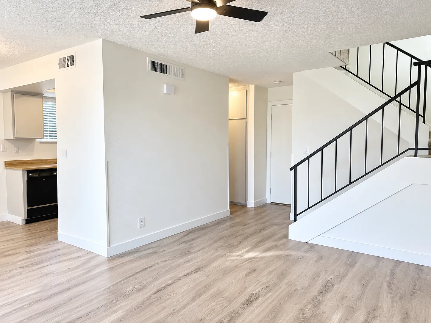 2 bed, 1048 sqft, $1,650 — Photo 3