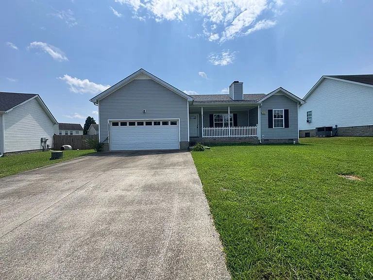 371 Andrew Dr — Photo 2