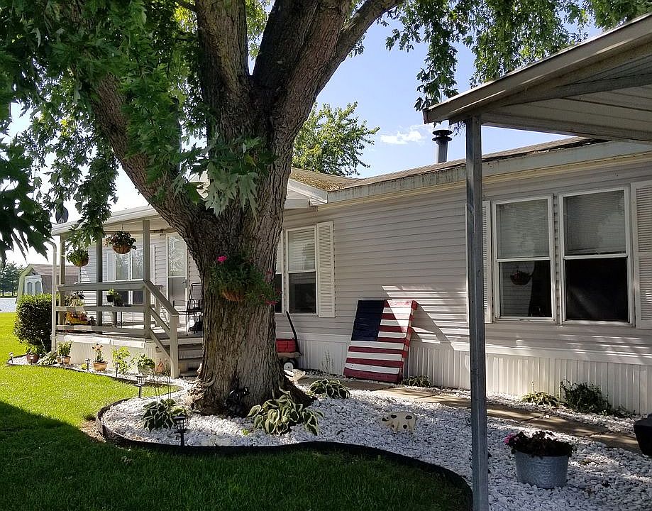 3 bed 4 bath on the lake