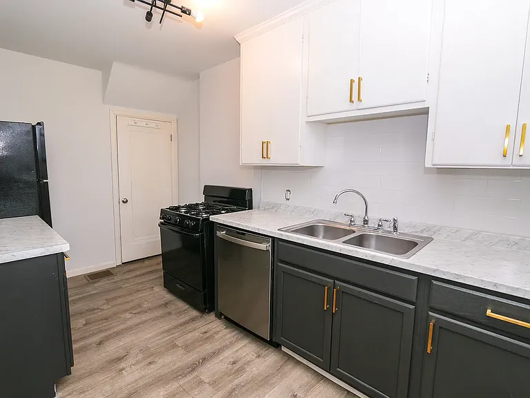 1198 Linwood Ave #1198 — Photo 8