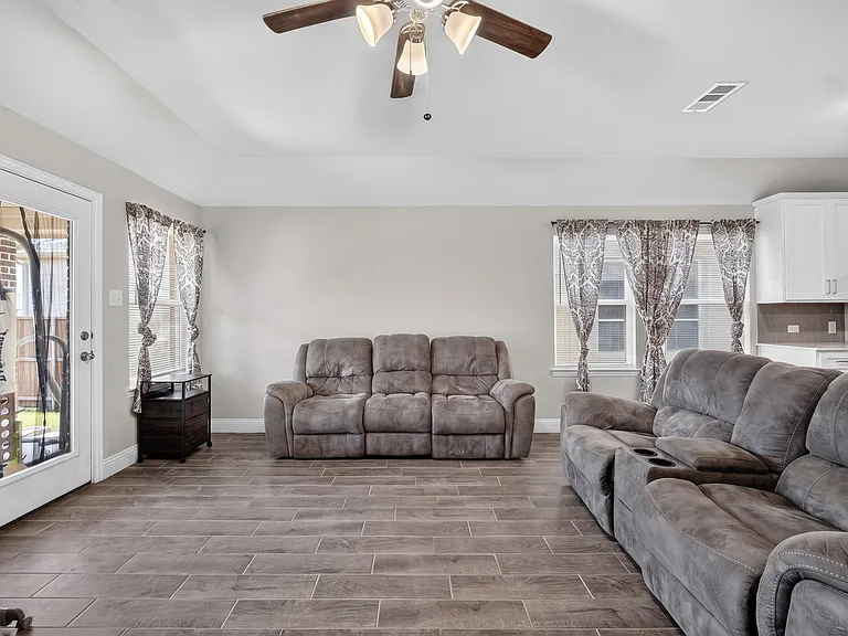 512 Portina Dr — Photo 17
