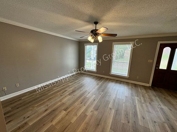4th image of 402 Saddle Creek Dr