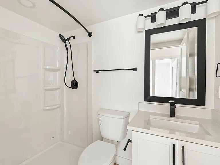 The Crest |NEWLY Renovated Studios, Lofts, 1, 2 & 3 Bedroom Homes Near the Beach — Photo 57