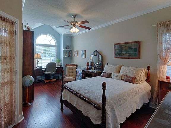 4th image of 923 Gothic Manor Way