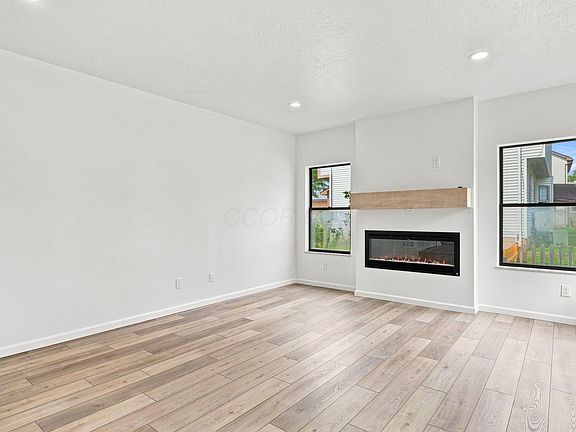 5th image of 380 Shady Spring Dr
