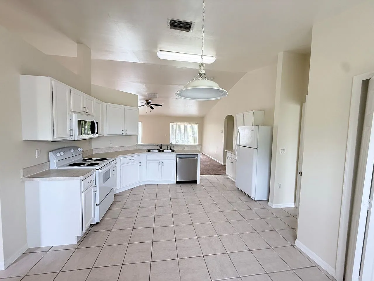 3 bed, 2.0 bath, 1854 sqft, $1,600 — Photo 2