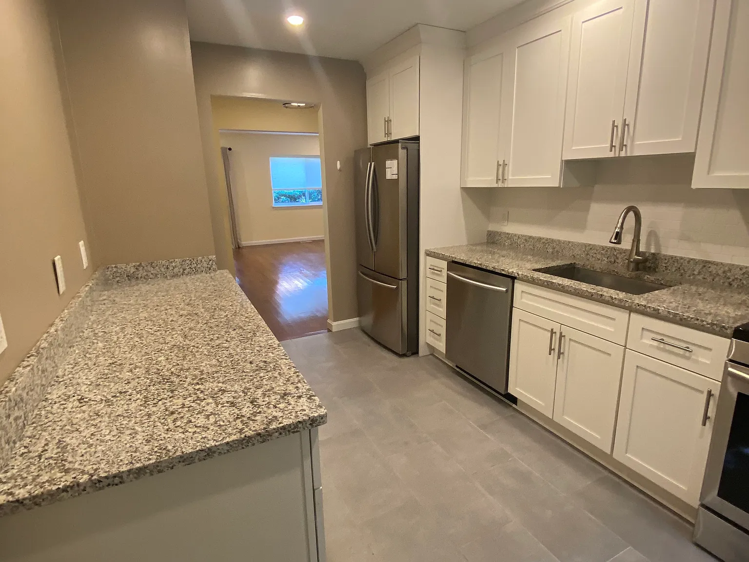 2 bed, 877 sqft, $2,600 — Photo 2