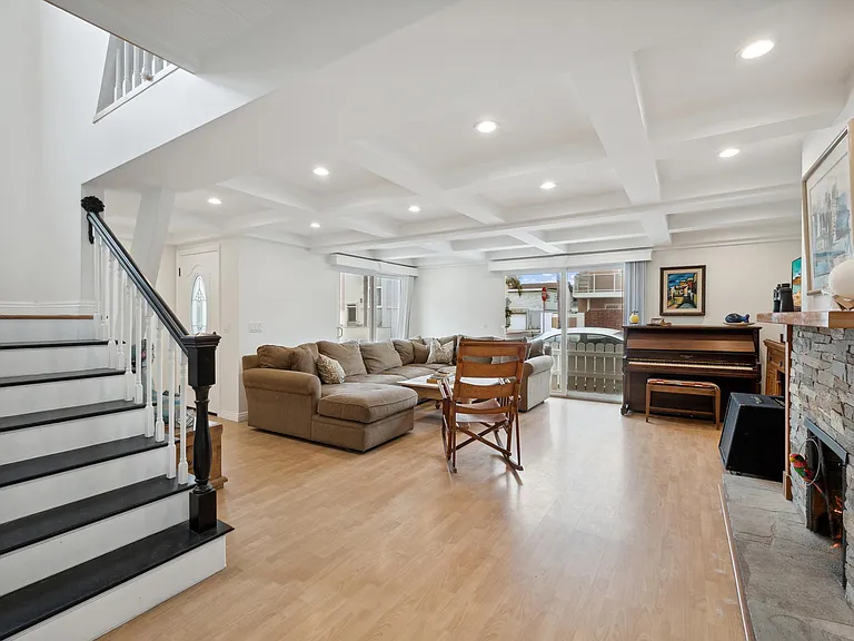 214 Walnut St — Photo 2