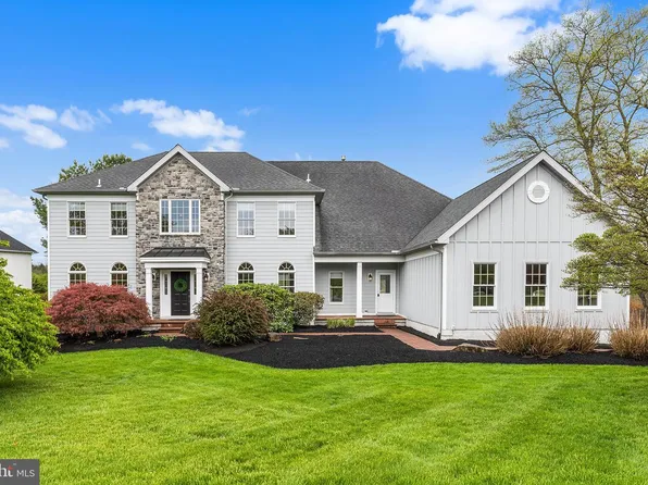 327 Twin Pond Dr, West Chester, PA 19382