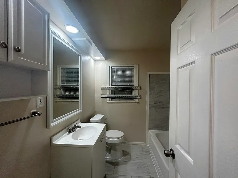 5070 Lafontaine St — Photo 16