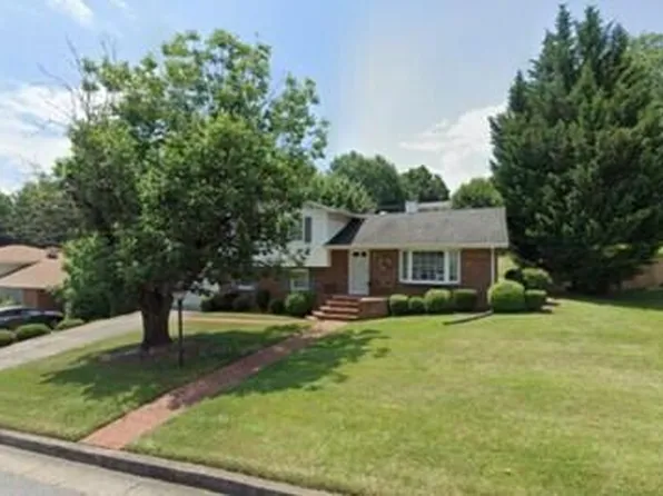 5820 Castle Rock Rd, Roanoke, VA 24018