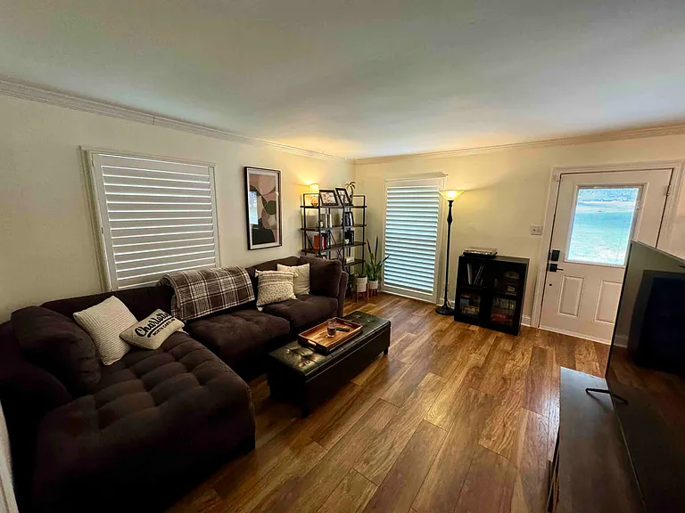 4400 Winedale Ln — Photo 7