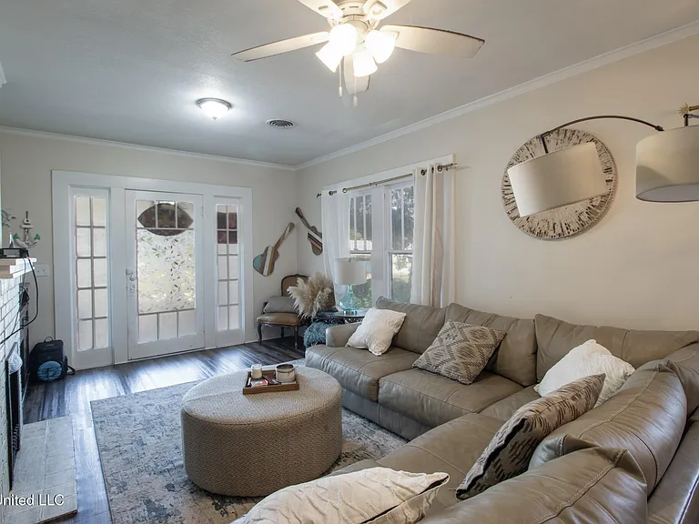 258 Querens Ave — Photo 4
