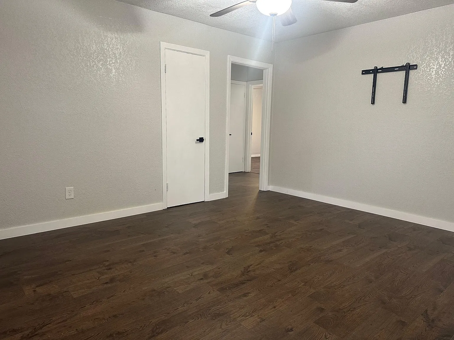 3 bed, 1.0 bath, 945 sqft, $1,650 — Photo 4
