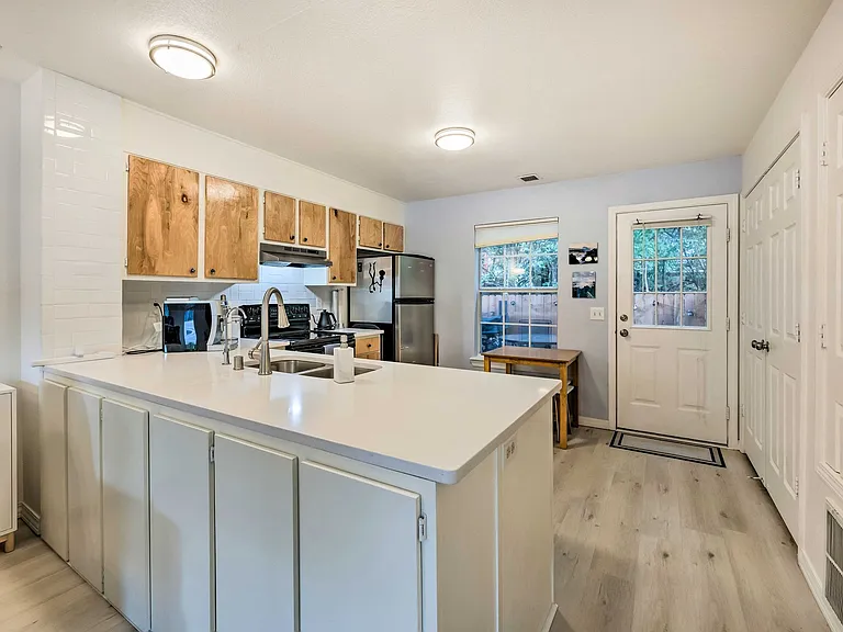 1128 N Iron Horse Dr — Photo 12