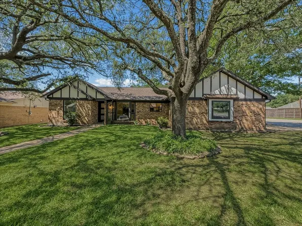 777 NW Charlyne Dr, Burleson, TX 76028