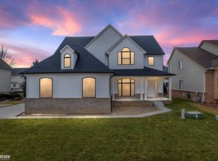 696 Pine Ridge Ave, Oxford, MI 48371