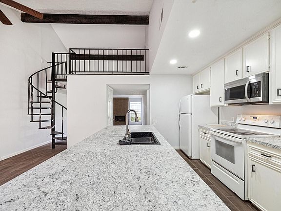 3rd image of 8628 Maplecrest Dr