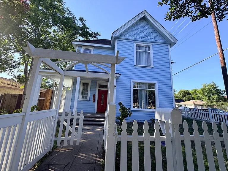 1584 Robinson St — Photo 6