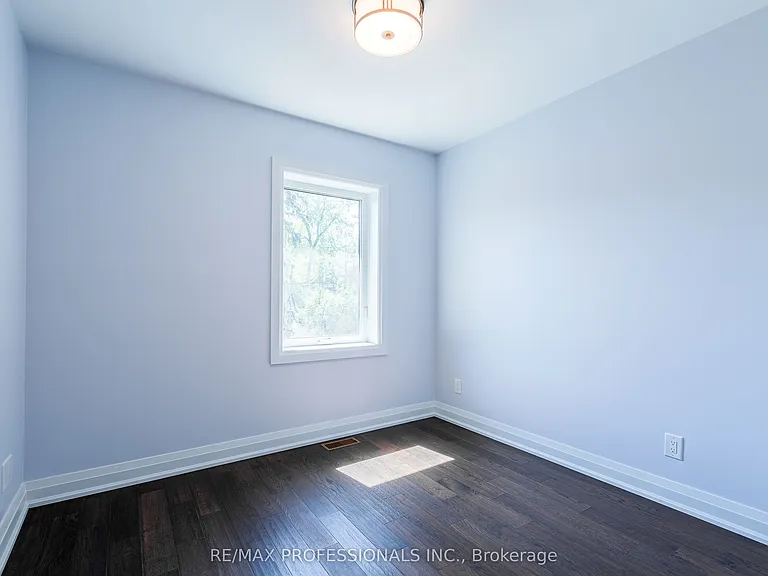 546 Beresford Ave — Photo 16