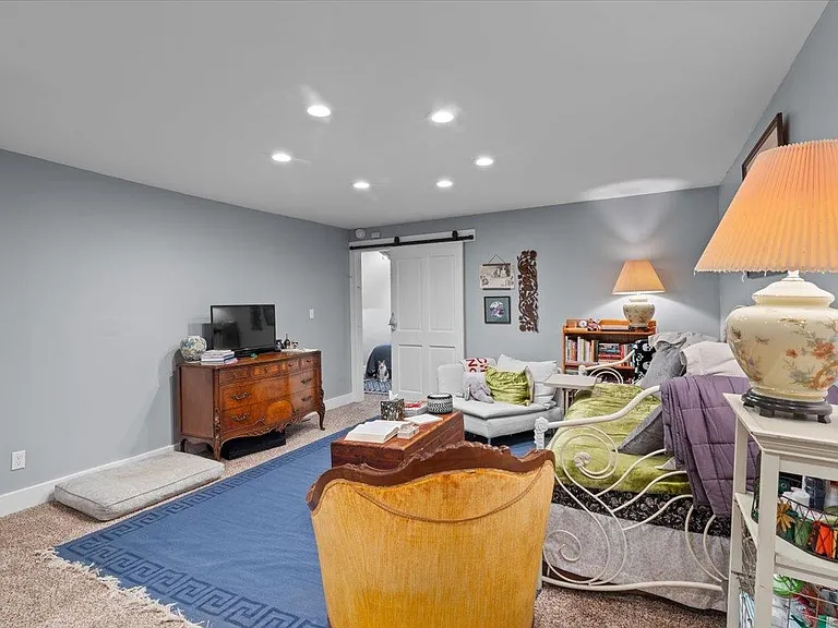 227 N Willett St #103 — Photo 9
