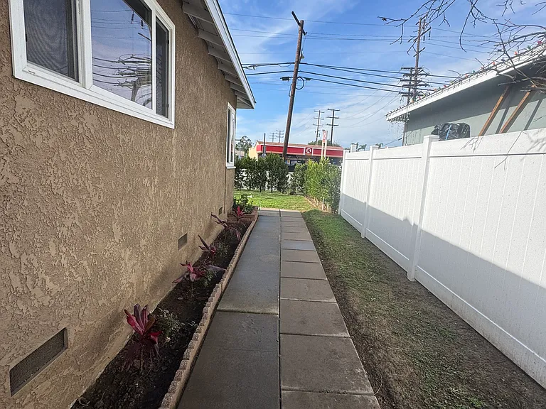 528 N Placentia Ave — Photo 47