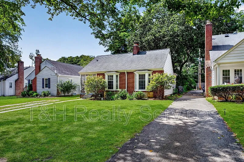 2 bed, 1.0 bath, 1072 sqft, $1,875 — Photo 2