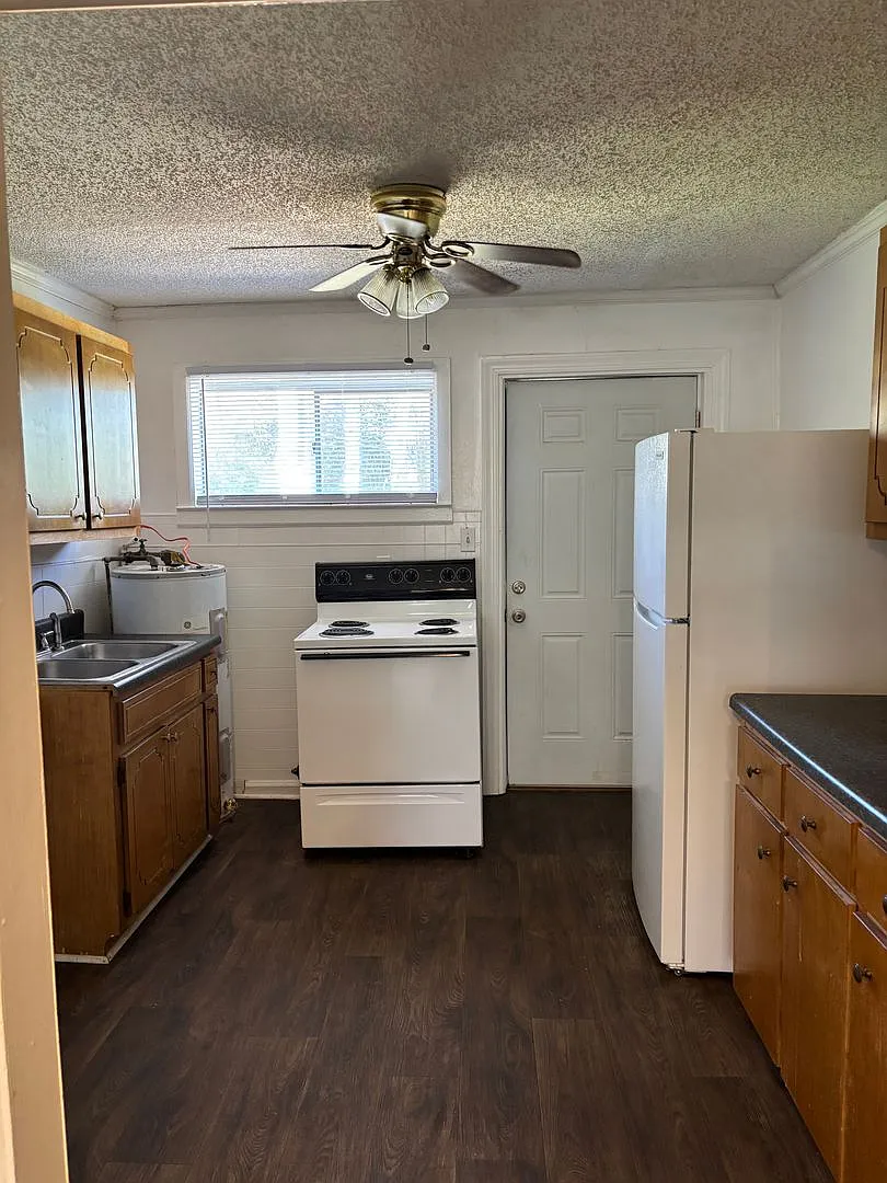 2 Bedroom Duplex For Lease — Photo 3