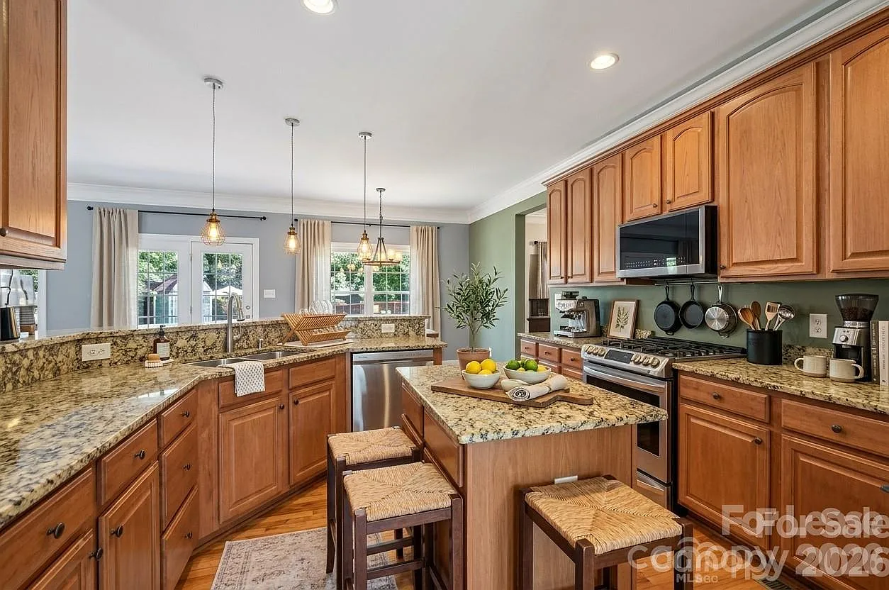 5 bed, 2.5 bath, 3094 sqft, $4,000 — Photo 4