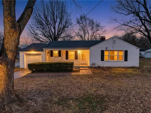 1204 E Salisbury Rd, Independence, MO 64050