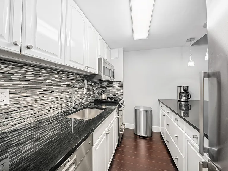 350 E 62nd St #4L — Photo 5