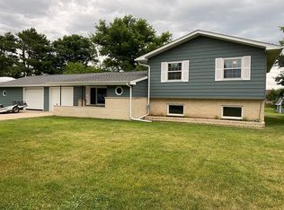 2443 S Oakhill Ave, Janesville, WI 53546