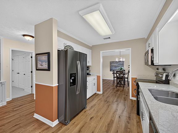 3rd image of 605 Clarendon Pl