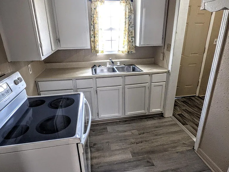 907 N Volutsia Ave — Photo 3