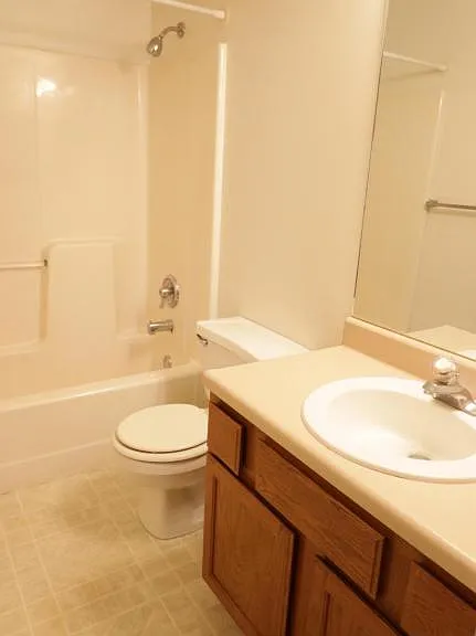 1027 H St #11 — Photo 4