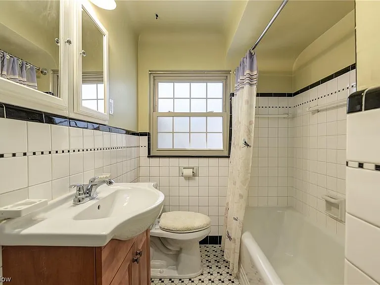 2072 Atkins Ave — Photo 11