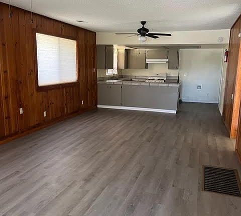 4th image of 1319 W Oak St
