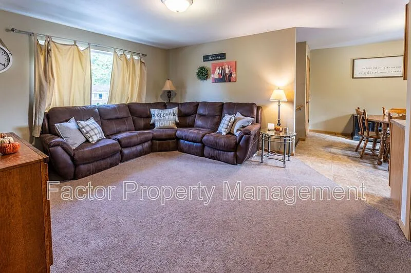 5 bed, 2.0 bath, 1536 sqft, $2,975 — Photo 4