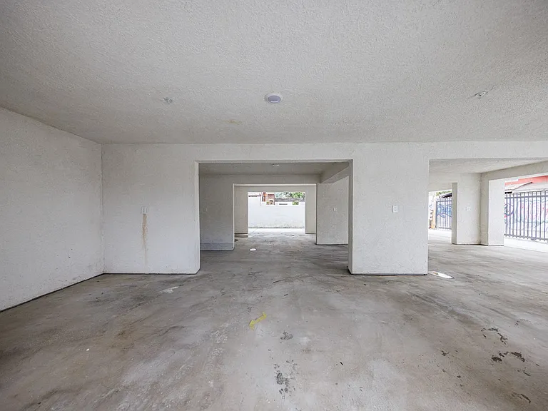 946 E 21st St. — Photo 17