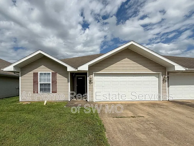 1132 S Clifton Ave — Photo 1