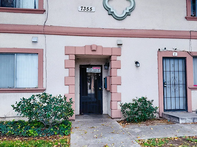 7355 Woodley Ave #10 — Photo 14