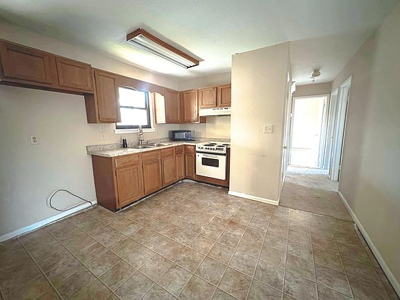 4th image of 372 Hilltop Dr