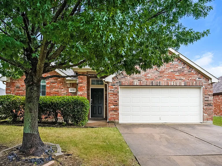 1235 Sweetwater Dr — Photo 1