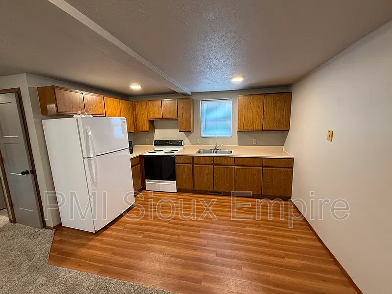 3 bed, 1.0 bath, 900 sqft, $1,000 — Photo 4