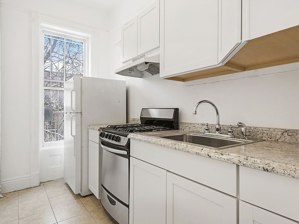 2nd image of 445 Halsey St #2