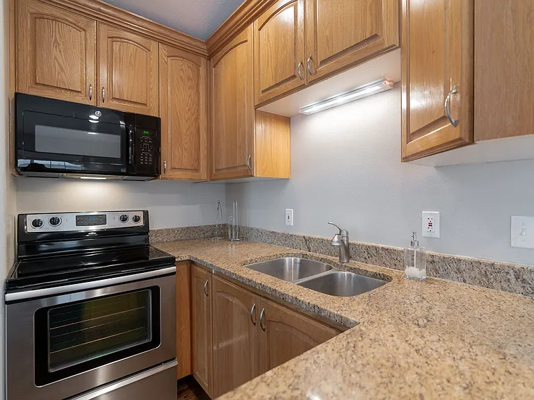 935 N University Ave #16 — Photo 24