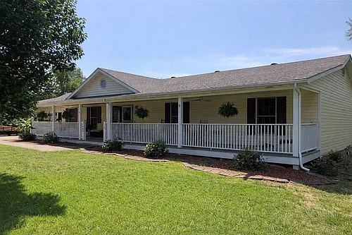 1004 Whiteoak Dr Photo 1